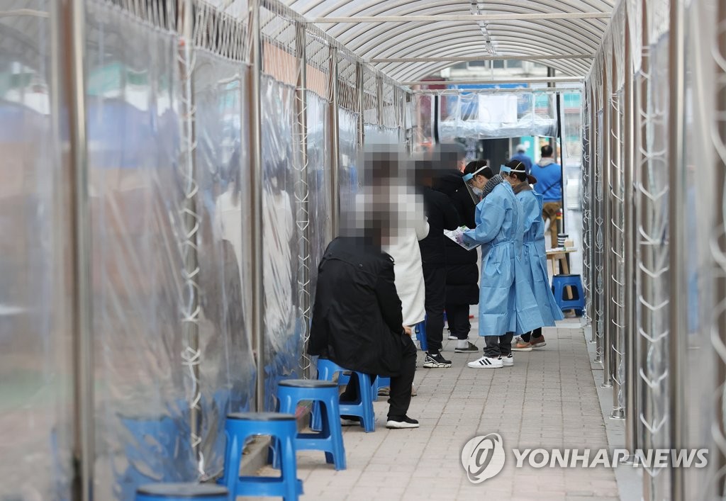 Citizens wait in line to receive COVID-19 tests at a makeshift virus test clinic in Seoul on Dec. 10, 2020. (Yonhap)