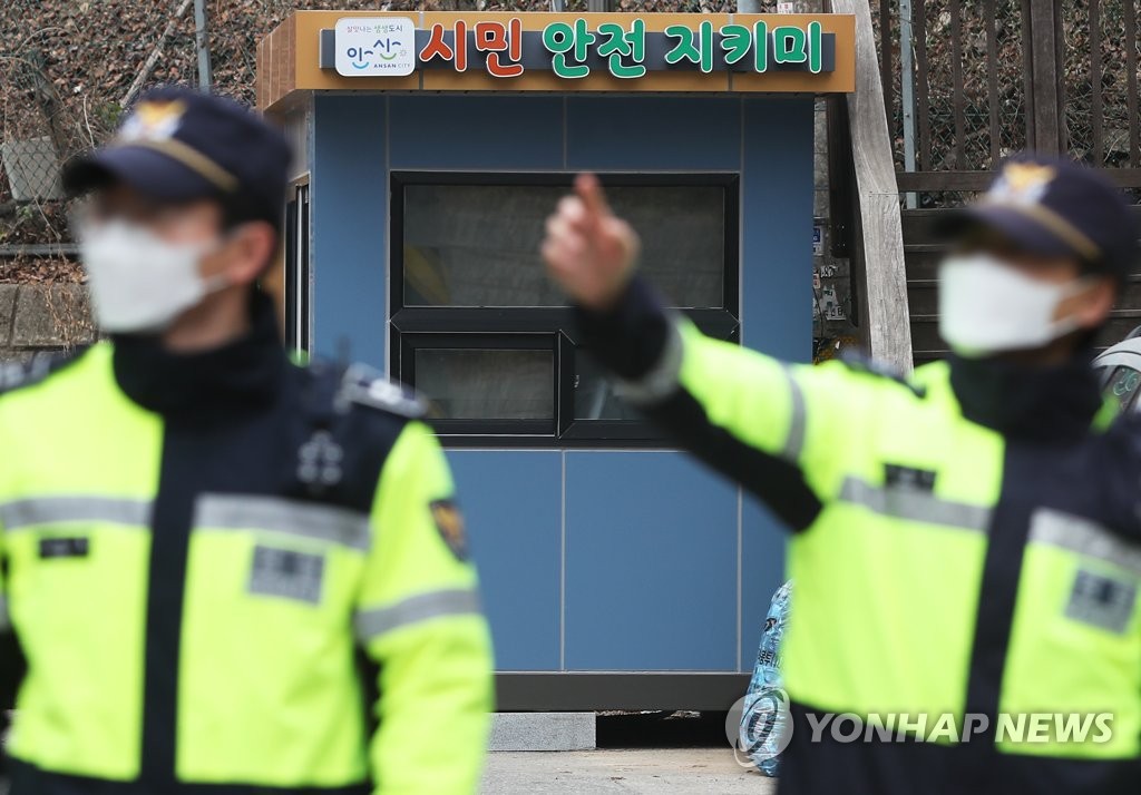 Police officers remain on duty on streets in front of a crime prevention guard post in Ansan, 42 kilometers southwest of Seoul, on Dec. 10, 2020, amid the imminent release of child rapist convict Cho Doo-soon. (Yonhap) 