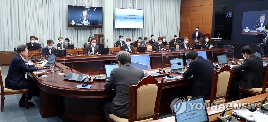 Une réunion des conseillers présidentiels se déroule le lundi 14 décembre 2020 à Cheong Wa Dae. 