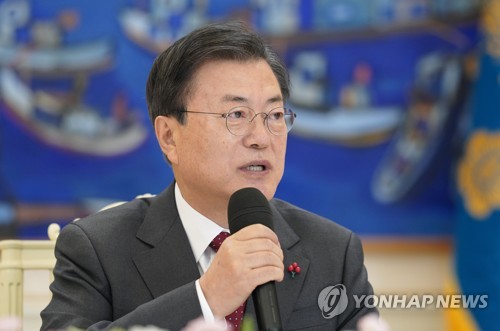 青瓦台に国会議長、大法院（最高裁）長、憲法裁判所長、首相、中央選挙管理委員長の「５部要人」を招いて行われた懇談会で発言する文大統領＝２２日、ソウル（聯合ニュース）