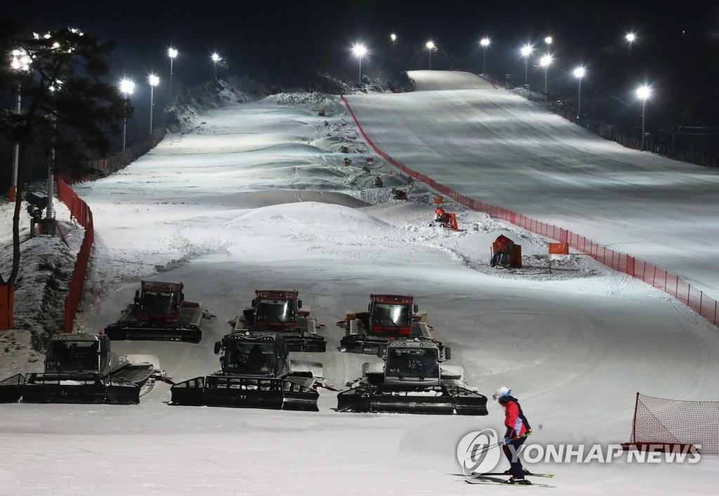 A ski resort near Seoul is nearly empty on Dec. 22, 2020. The government ordered major winter sport and tourist facilities to close from Dec. 24 to Jan. 3 to prevent the spread of the new coronavirus. (Yonhap)