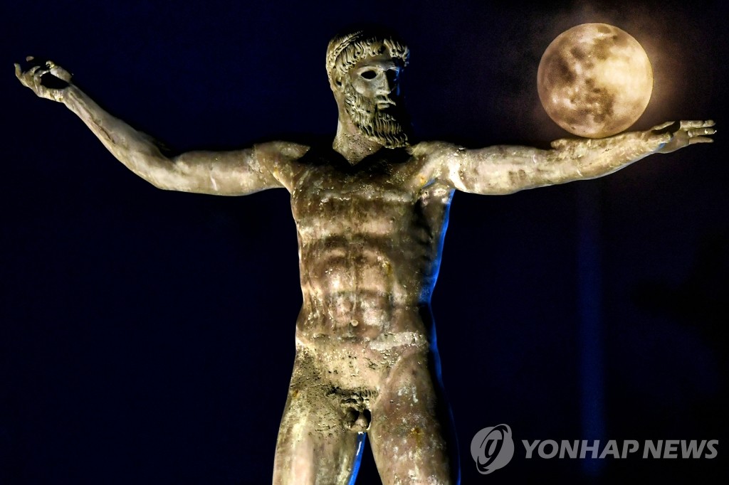 그리스 포세이돈 조각상 뒤로 떠오르는 달 | 연합뉴스