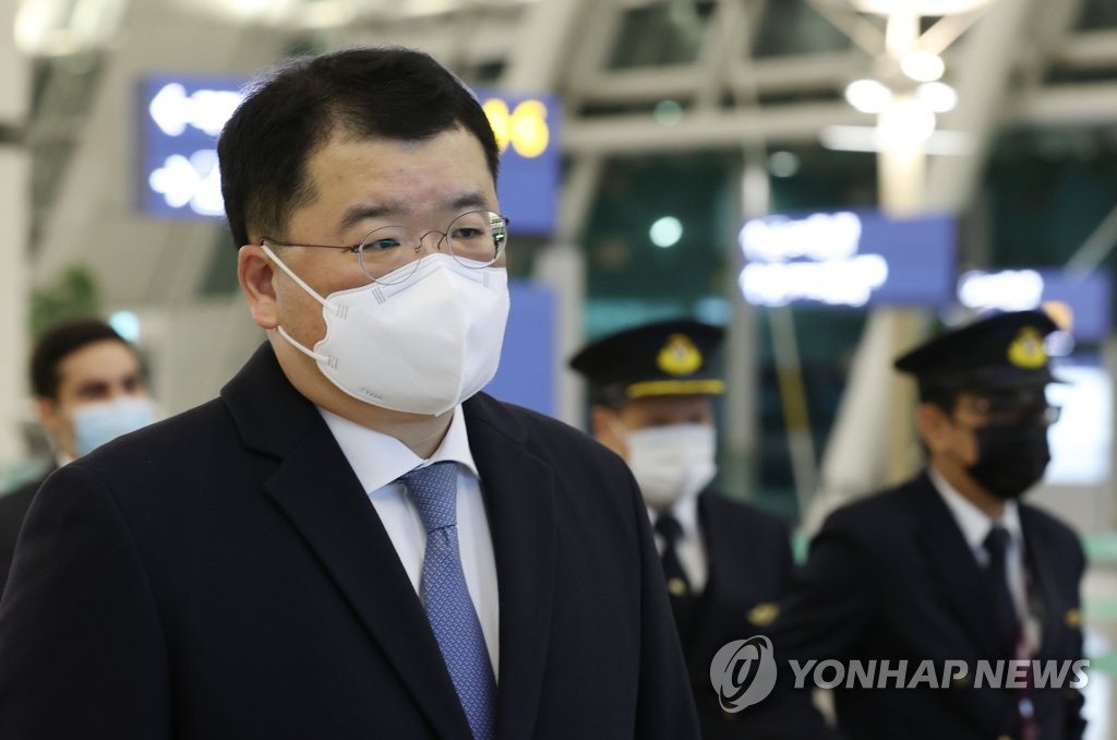 Le premier vice-ministre des Affaires étrangères Choi Jong-kun à l'aéroport international d'Incheon le samedi 9 janvier 2021, pour se diriger vers l'Iran. 
