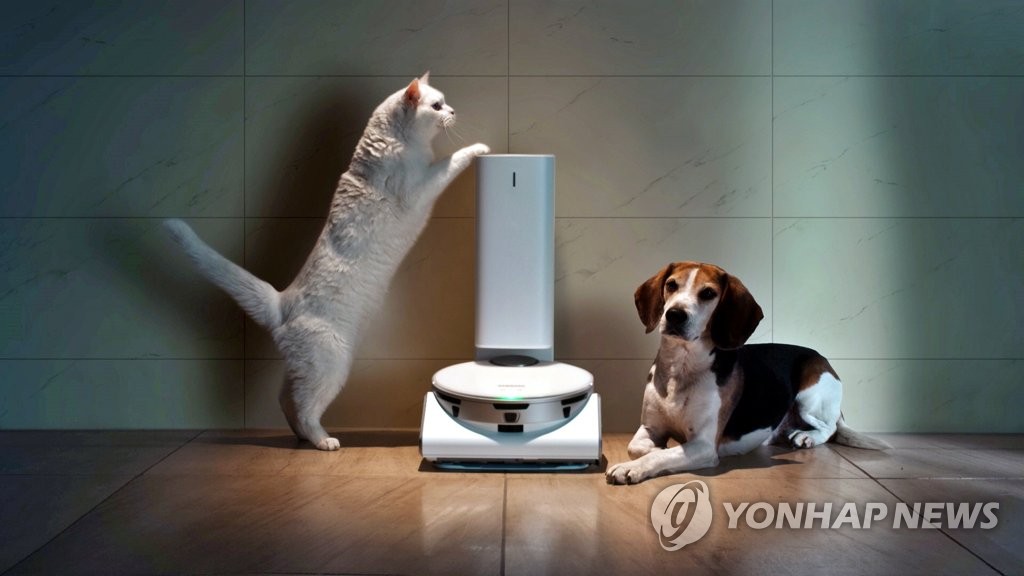 This photo provided by Samsung Electronics Co. on Jan. 11, 2021, shows SmartThings Pet service using the company's JetBot 90 AI+ vacuum cleaner introduced at its online press event for all-digital Consumer Electronics Show 2021. (PHOTO NOT FOR SALE) (Yonhap)