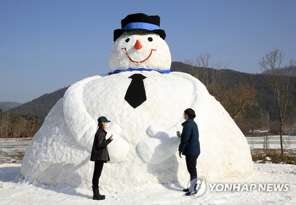 Giant Snowmen Yonhap News Agency   PYH2021011419190032500 P4 