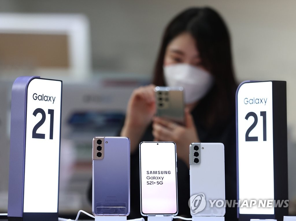 This file photo, taken Jan. 15, 2021, at a store in central Seoul, shows Samsung Electronics Co.'s new Galaxy S21 series phones that support 5G. (Yonhap)