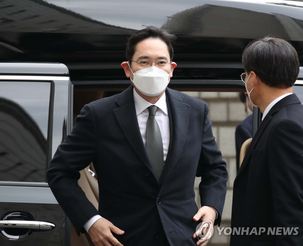 Samsung Electronics Vice Chairman Lee Jae-yong arrives at the Seoul High Court on Jan. 18, 2020, to attend a sentencing hearing over his bribery scandal. (Yonhap)