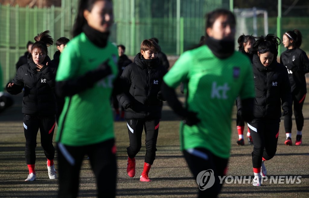 In this file photo from Jan. 19, 2021, members of the South Korean women's national football team train at Gangjin Sports Complex in Gangjin, 410 kilometers south of Seoul, in preparation for Olympic qualifying matches against China. (Yonhap)