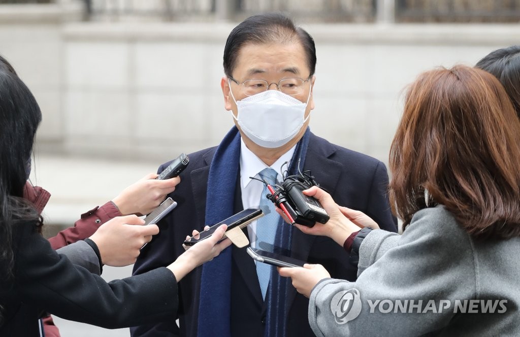 報道陣に囲まれる鄭義溶氏＝２１日、ソウル（聯合ニュース）