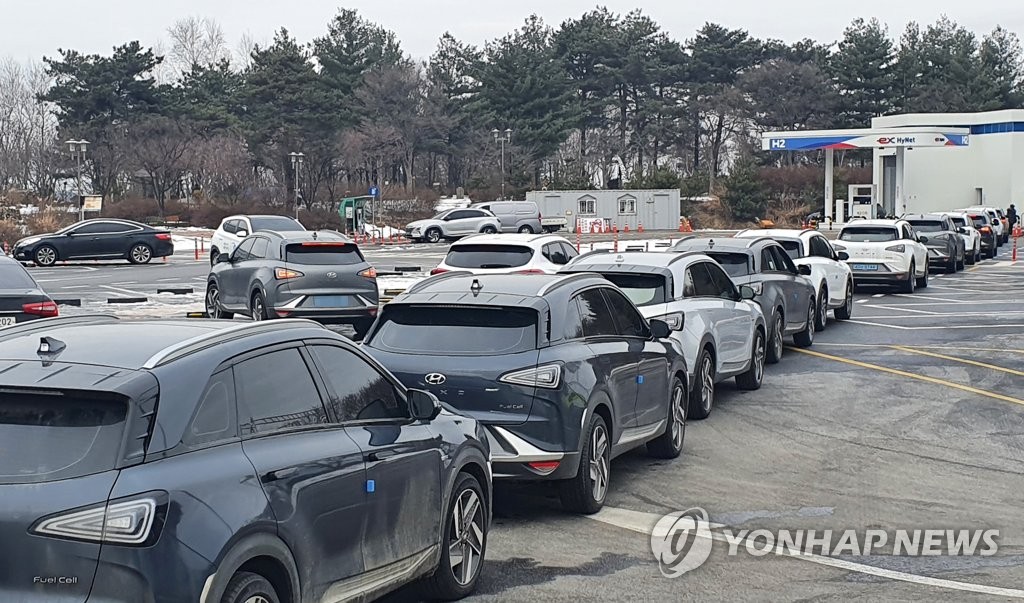 This file photo, taken Jan. 21, 2021, shows cars waiting to use a hydrogen filling station at a rest area in Chuncheon, 85 kilometers northeast of Seoul. (Yonhap)