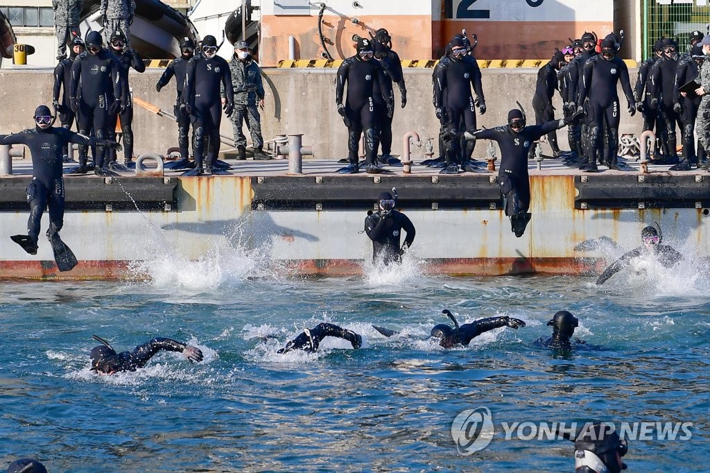 海難救助隊が訓練 聯合ニュース