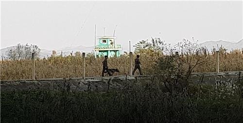북중 접경지역 순찰하는 북한 무장군인