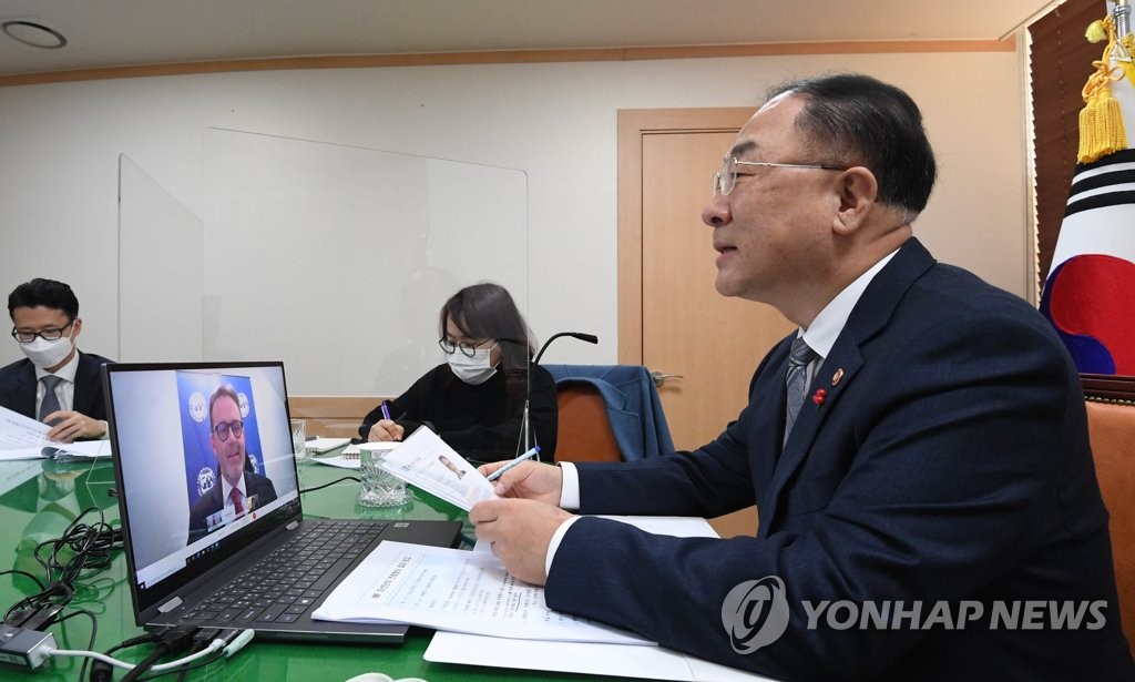 This photo, provided by the Ministry of Economy and Finance on Jan. 27, 2021, shows Finance Minister Hong Nam-ki holding a conference call with Andreas Bauer, Korea mission chief at the International Monetary Fund, to discuss the country's economic situations. (PHOTO NOT FOR SALE) (Yonhap)