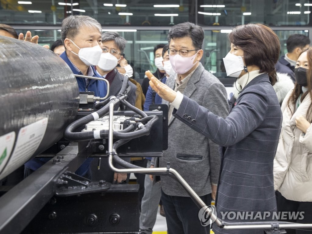 Environment Minister Han Jeong-ae visits a pollution-free vehicle business site and charging station for the first time on site