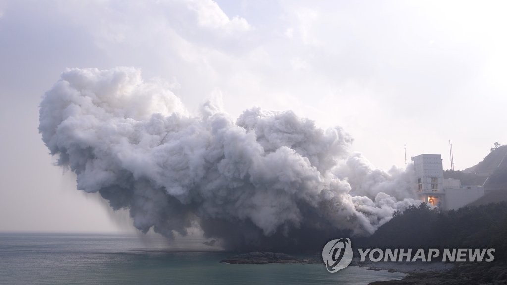 한국형 발사체 '누리호' 300t급 엔진 30초간 연소시험