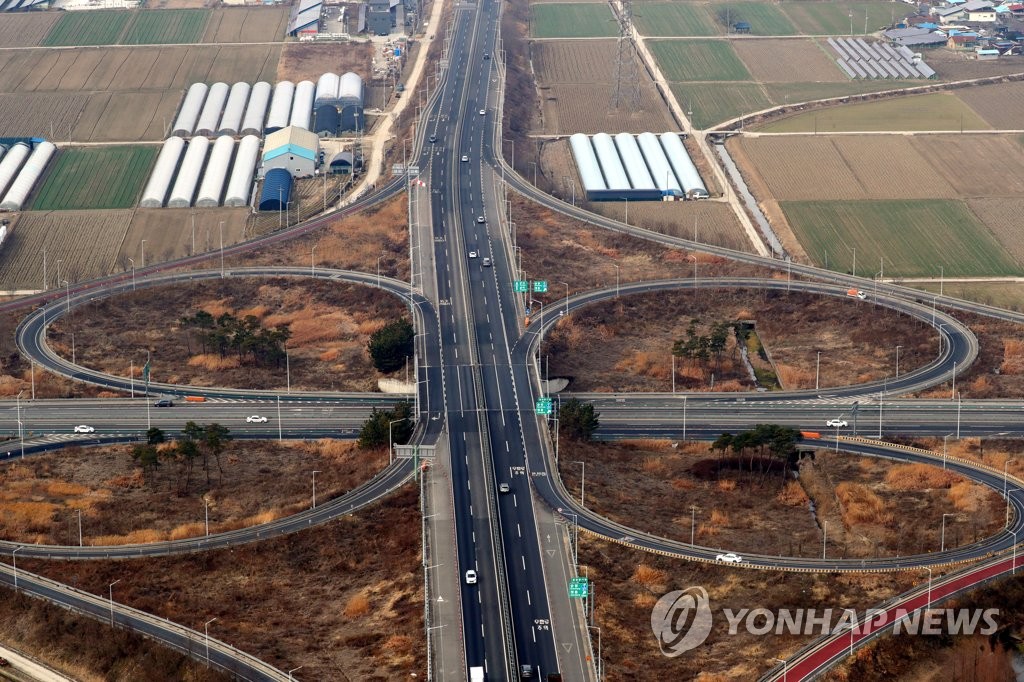 This photo taken on Feb. 14, 2021, and provided by media photographers in North Jeolla Province shows a highway on the last day of the Lunar New Year holiday. (PHOTO NOT FOR SALE) (Yonhap)