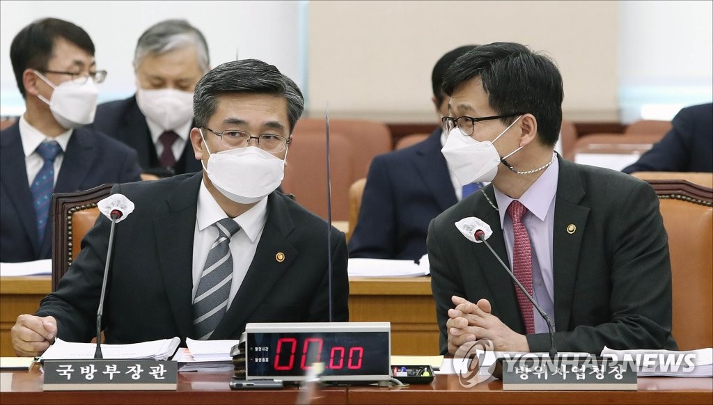 대화하는 서욱 국방부 장관과 강은호 방위사업청장 | 연합뉴스