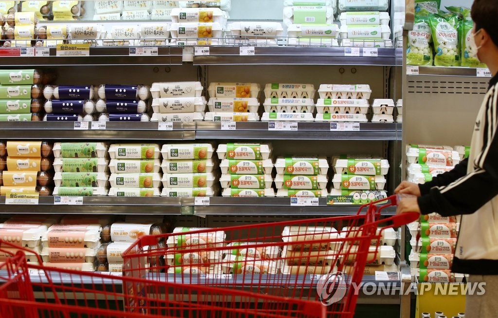 Eggs are displayed at a supermarket in Seoul on March 1, 2021. (Yonhap)