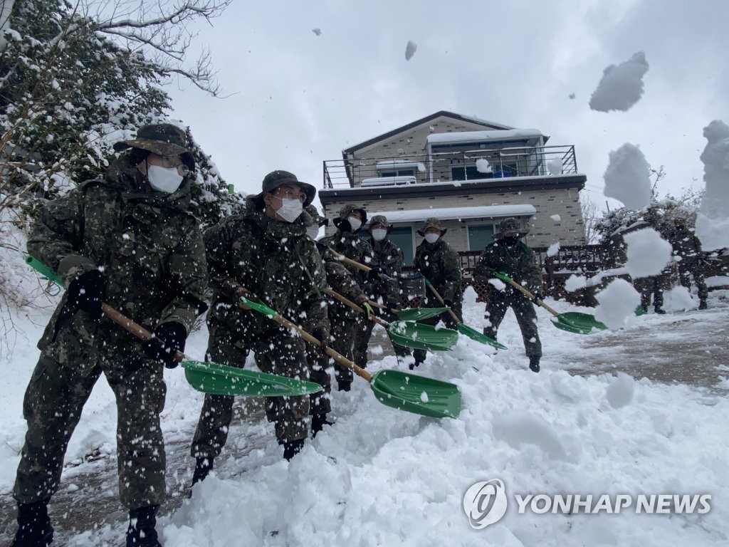 제설작전 투입된 군장병