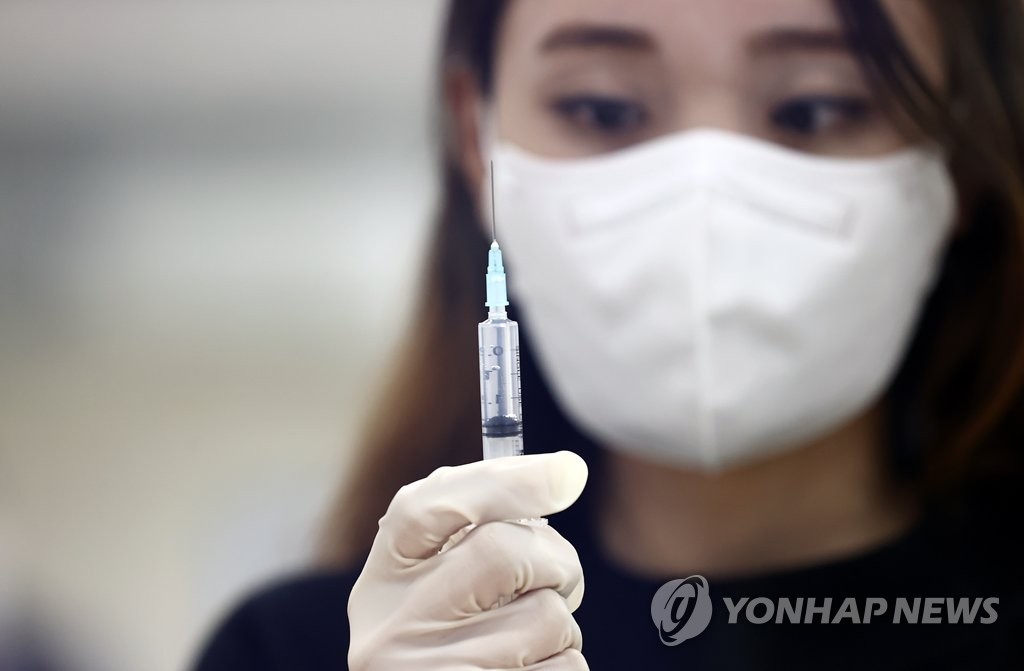 A participant holds a needle during a COVID-19 vaccination educational program for nurses in Seoul on March 4, 2021. (Yonhap) 
