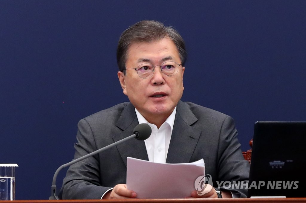 El presidente Moon Jae-in pronuncia, el 15 de marzo de 2021, un discurso de apertura durante una reunión con sus asesores de alto rango en la oficina presidencial, Cheong Wa Dae, en Seúl.