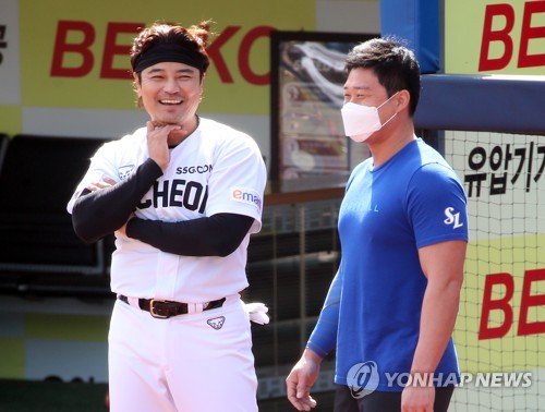 LEAD) Choo Shin-soo belts 1st homer in KBO