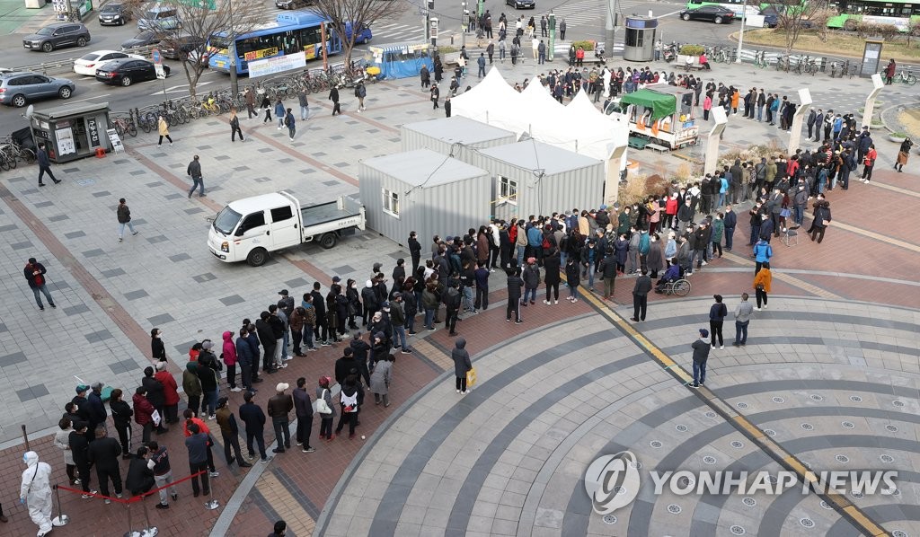 ソウルの新型コロナウイルス臨時検査所で、大勢の市民と外国人が検査の順番を待っている＝（聯合ニュース）