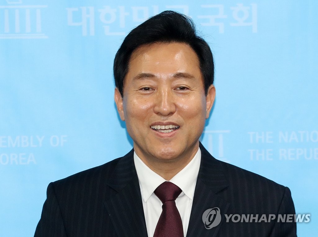 Oh Se-hoon, the Seoul mayoral candidate of the People Power Party, smiles during an interview with reporters at the National Assembly in Seoul on March 23, 2021, after he was elected as the single candidate for the broader opposition bloc. (Yonhap)