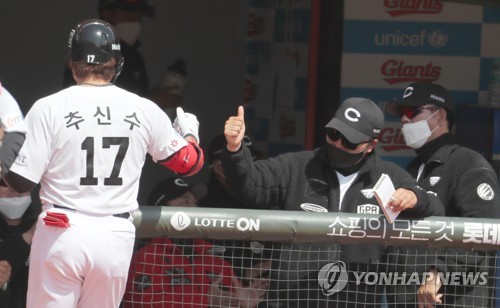 Choo Shin-soo itching for KBO game action, manager preaches