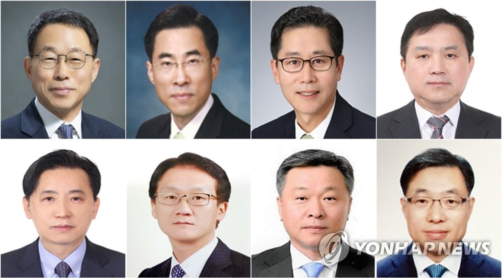 (LEAD) Moon replaces eight vice minister-level officials