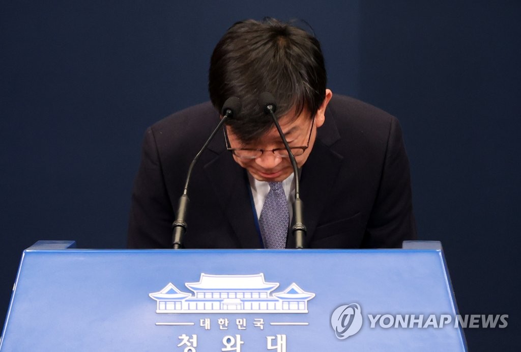 Kim Sang-jo, sacked from the position of presidential chief of staff for policy, bows his head after making a farewell statement at the Chunchugwan press room of Cheong Wa Dae in Seoul on March 29, 2021. (Yonhap)