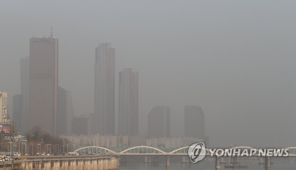 This photo, taken March 30, 2021, shows haze blurring the sky over Yeouido in Seoul as a yellow dust storm caused the density of harmful fine dust particles to increase. (Yonhap)