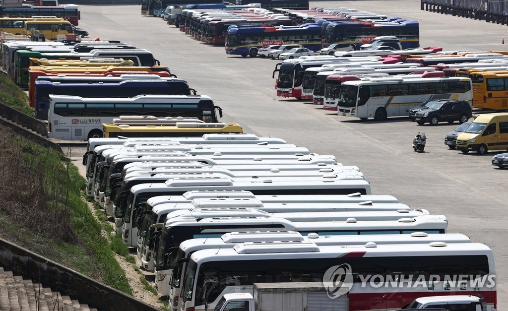 Buses are parked in a parking lot in eastern Seoul on April 6, 2021, due to the falling number of passengers amid the new coronavirus pandemic. (Yonhap)