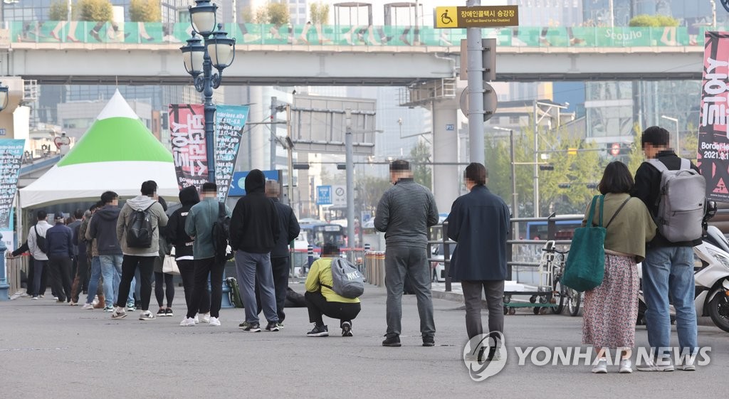 ソウル駅前の新型コロナウイルス検査所に市民の長い列ができている＝７日、ソウル（聯合ニュース）