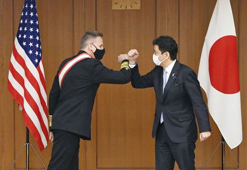 인사 나누는 일본 방위상과 미국 인도태평양사령관
