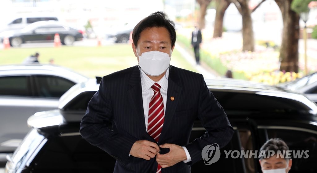 Seoul Mayor Oh Se-hoon arrives at the government office complex in Seoul on April 13, 2021, to attend a Cabinet meeting. (Yonhap)