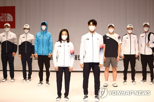 東京五輪に参加する韓国選手団のユニフォームが公開された＝１４日、鎮川（聯合ニュース）