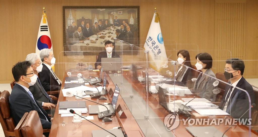Le gouverneur de la Banque de Corée, Lee Ju-yeol, dirige une réunion du Comité de politique monétaire le jeudi 15 avril 2021 au siège de la banque centrale à Séoul. (Photo fournie par la BOK. Revente et archivage interdits)