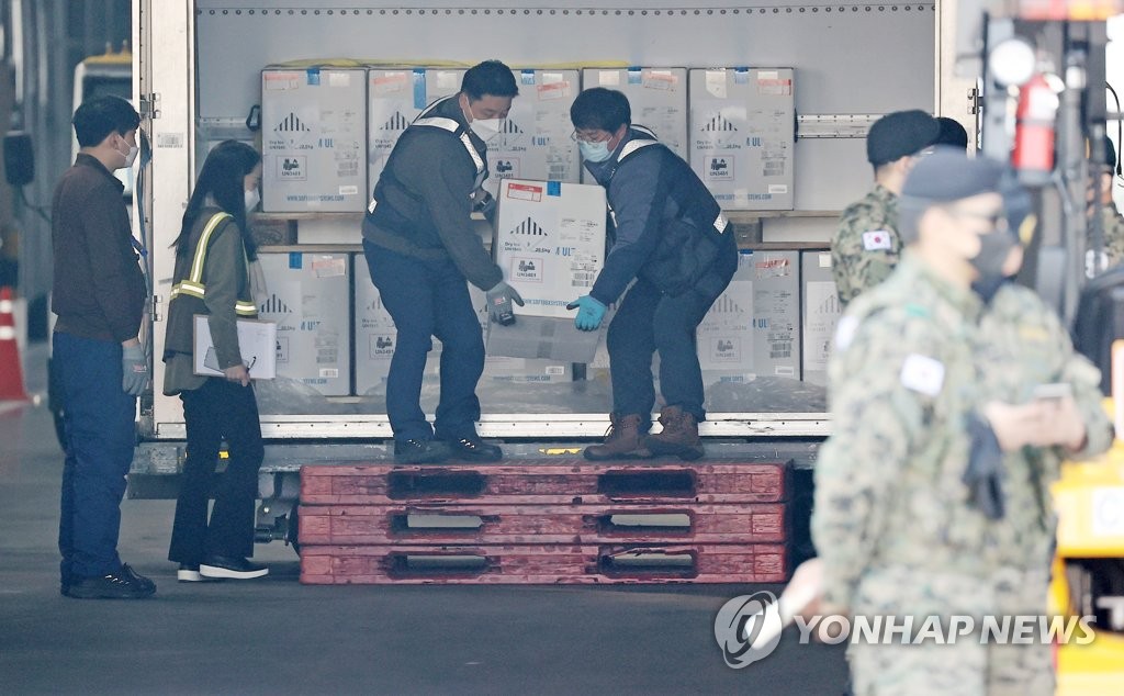 Workers unload Pfizer Inc.'s COVID-19 vaccine from a cargo plane at Incheon International Airport, west of Seoul, on April 21, 2021. (Yonhap)