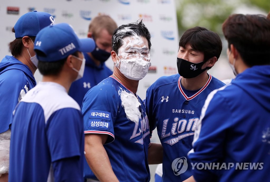 300세이브 달성 축하 세례받은 오승환