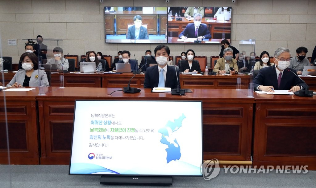 Kim Chang-hyun, director general de la oficina de diálogos intercoreanos del Ministerio de Unificación, demuestra a los periodistas, el 26 de abril de 2021, un nuevo sistema de vídeo creado para celebrar negociaciones con Corea del Norte.