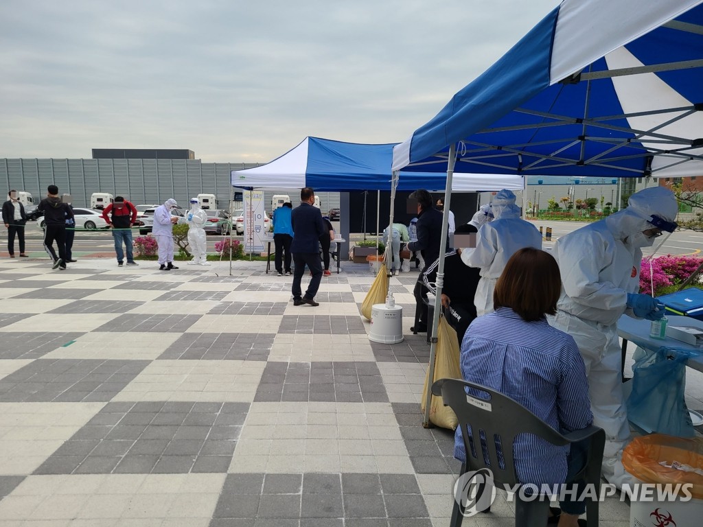 Medical workers test people for COVID-19 at a temporary testing center in Cheonan, 92 kilometers south of Seoul, on April 27, 2021, in this photo provided by the city. (PHOTO NOT FOR SALE) (Yonhap)