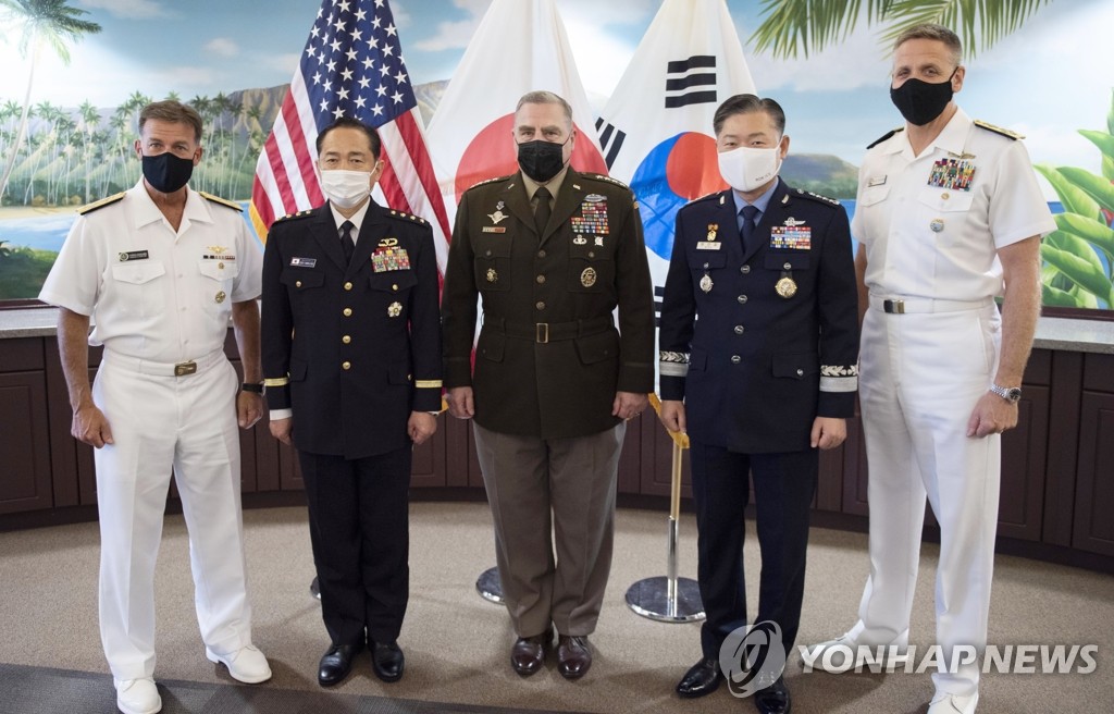 The file photo shows Joint Chiefs of Staff (JCS) Chairman Gen. Won In-choul (2nd from R) posing for a photo with his U.S. and Japanese counterparts, Gen. Mark Milley (C) and Gen. Koji Yamazaki (2nd from L), along with outgoing U.S. Indo-Pacific Command commander Adm. Philip Davidson (far R) and his successor Adm. John Aquilino (far L) in Hawaii on April 29, 2021, in this photo provided by the military. (PHOTO NOT FOR SALE) (Yonhap)