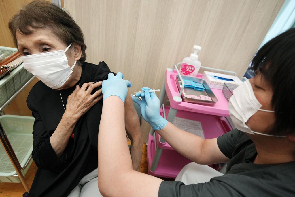 2021년 5월 10일 일본 도쿄도(東京都) 기타구(北區)에서 고령자가 신종 코로나바이러스 감염증(코로나19) 백신을 맞고 있다. [교도=연합뉴스 자료사진]