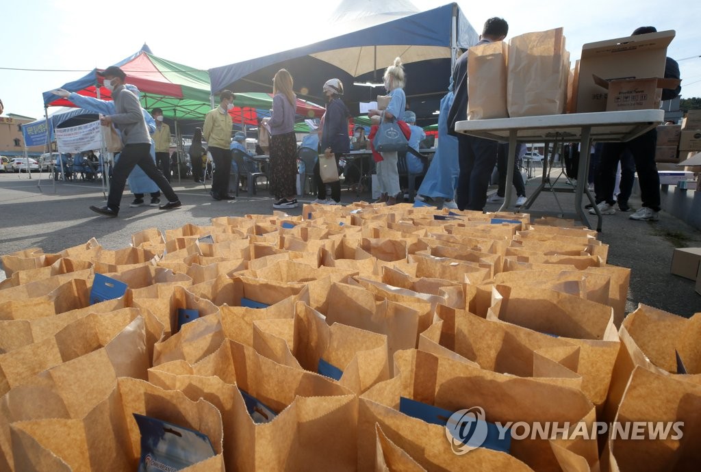 This photo taken on May 12, 2021, shows paper bags that contain bread, masks and disinfectants for foreigners undergoing coronavirus tests in Gangneung, 240 kilometers east of Seoul. (Yonhap)