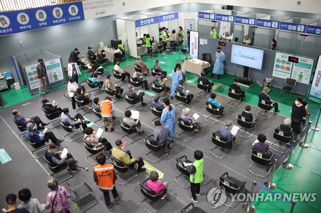 This photo taken May 14, 2021, shows elderly people waiting to see if they have any side effects after getting a coronavirus vaccine at an inoculation center in central Seoul. (Yonhap)