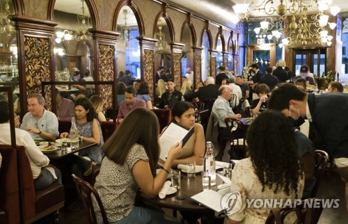 코로나19 규제 완화 속 활기 되찾은 미 뉴욕 식당