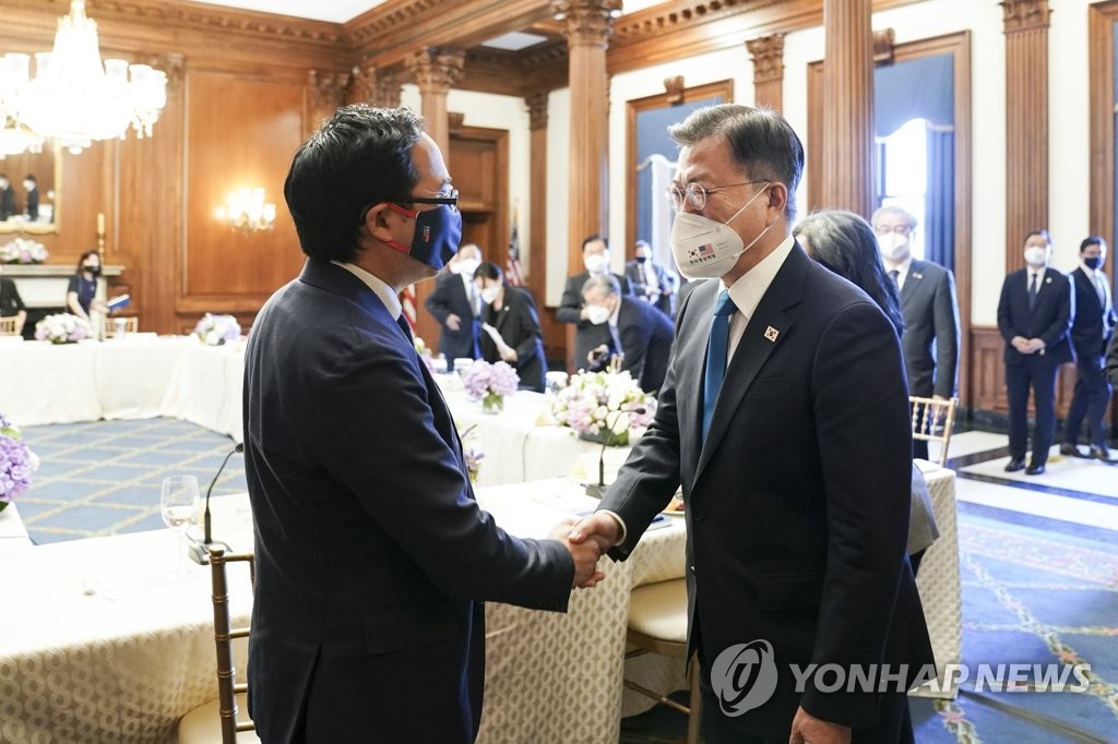 미 하원 의원과 인사하는 문 대통령
