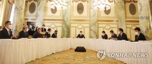 韓米のワクチン企業パートナーシップ行事に出席した文大統領（中央）＝２２日、ワシントン（聯合ニュース）