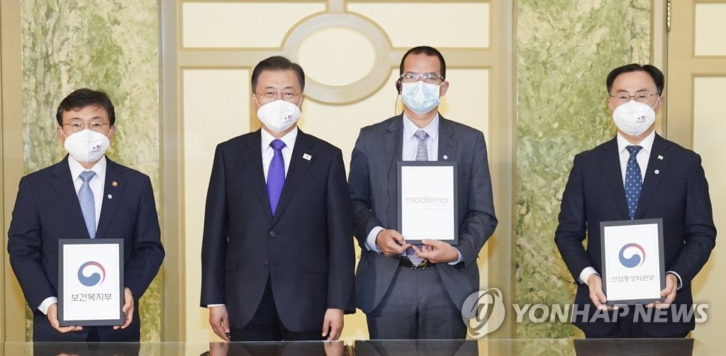Le président Moon Jae-in (2e à gauche) pose pour une photo avec le PDG de Moderna, Stéphane Bancel (2e à droite), lors d'un événement de partenariat en matière de vaccins qui s'est tenu à Washington le 22 mai 2021. 